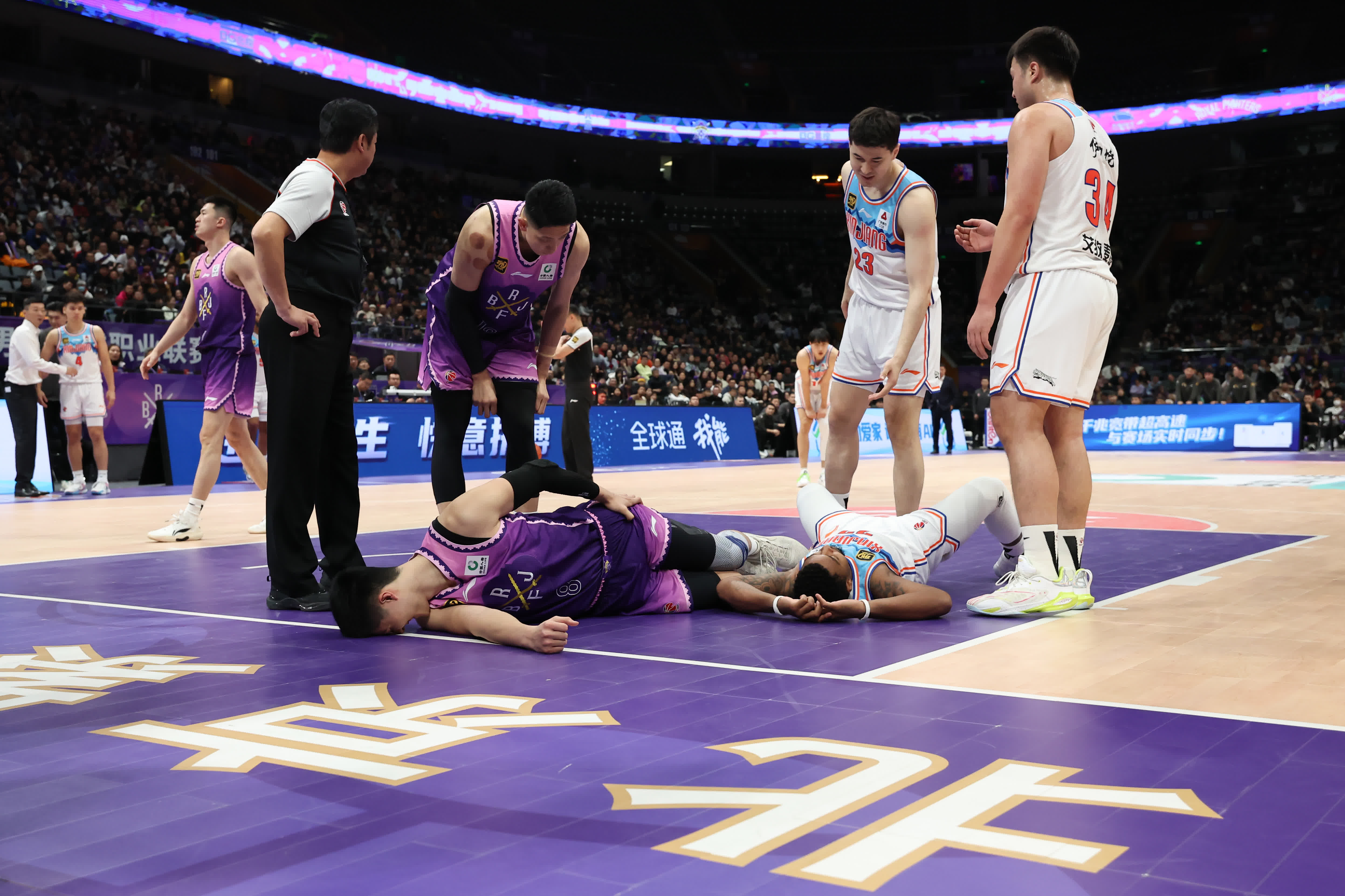 开云入口-冲刺阶段体能课后；里昂完成体检备战CBA季后赛；球迷炸锅；阵容厚度经受考验的简单介绍